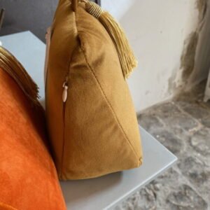 cale portes velours ocre detail fermeturejpg rotated 1