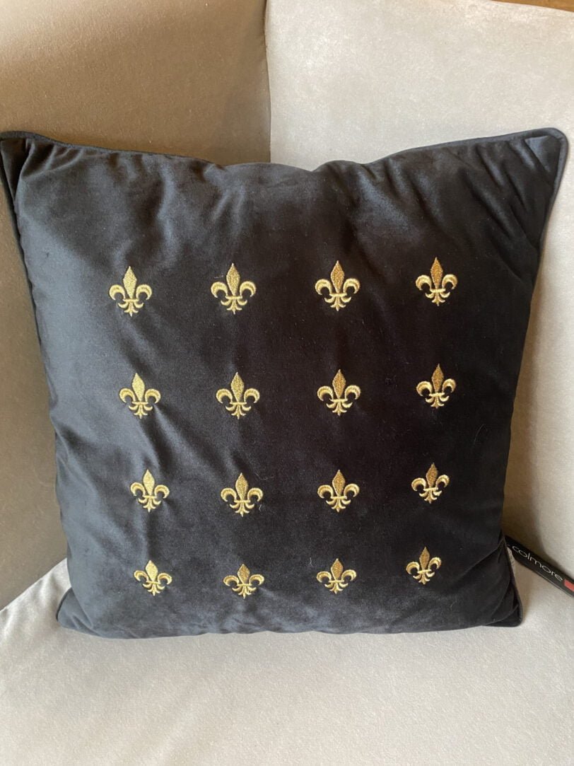 coussin noir fleur de lys scaled 1