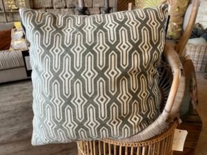 COUSSIN BRODERIES G&Eacute;OM&Eacute;TRIQUES VERT D&rsquo;EAU