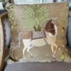 COUSSIN CHEVAL BRODÉ VERT PALE/BEIGE