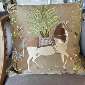 COUSSIN CHEVAL BRODÉ VERT PALE/BEIGE