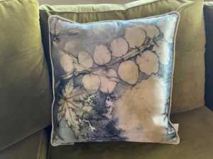 COUSSIN SATIN&Eacute; FEUILLES