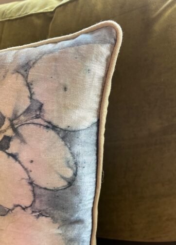 DETAIL COUSSIN SATINE FEUILLES rotated