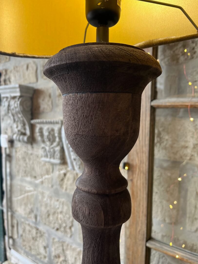 LAMPE BOIS TOURNÉ  CHOCOLAT ABAT-JOUR VELOURS TAUPE – Image 2