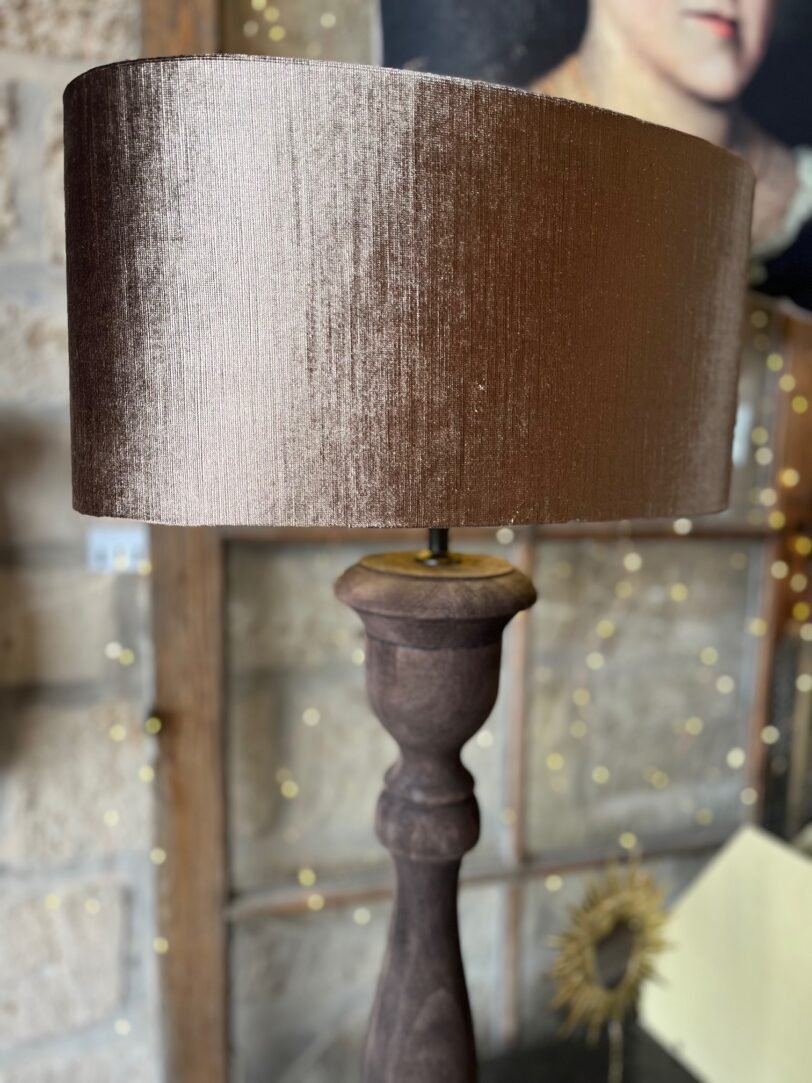 LAMPE BOIS TOURNÉ  CHOCOLAT ABAT-JOUR VELOURS TAUPE – Image 4