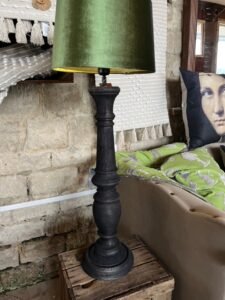LAMPE BOIS TOURN&Eacute;  NOIR ABAT-JOUR VELOURS VERT