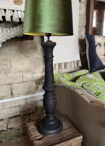 LAMPE BOIS TOURNÉ  NOIR ABAT-JOUR VELOURS VERT