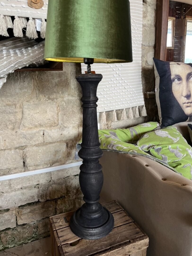 LAMPE BOIS TOURNÉ  NOIR ABAT-JOUR VELOURS VERT