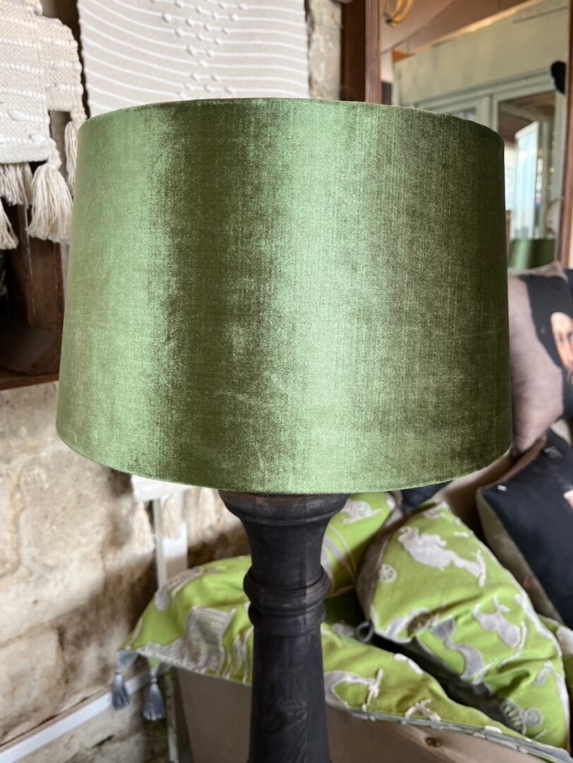 LAMPE BOIS TOURNÉ  NOIR ABAT-JOUR VELOURS VERT – Image 2