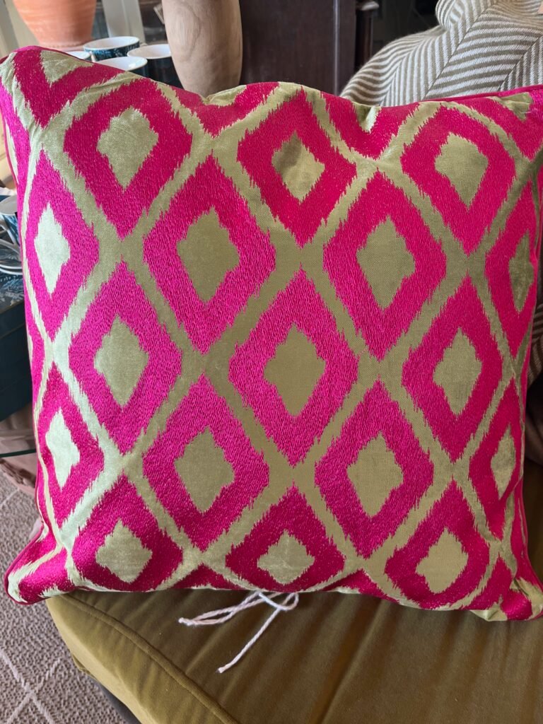 COUSSIN VERT BRODERIE FUCHSIA