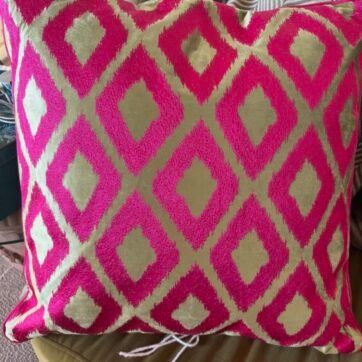 COUSSIN VERT BRODERIE FUCHSIA