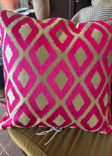 COUSSIN VERT BRODERIE FUCHSIA