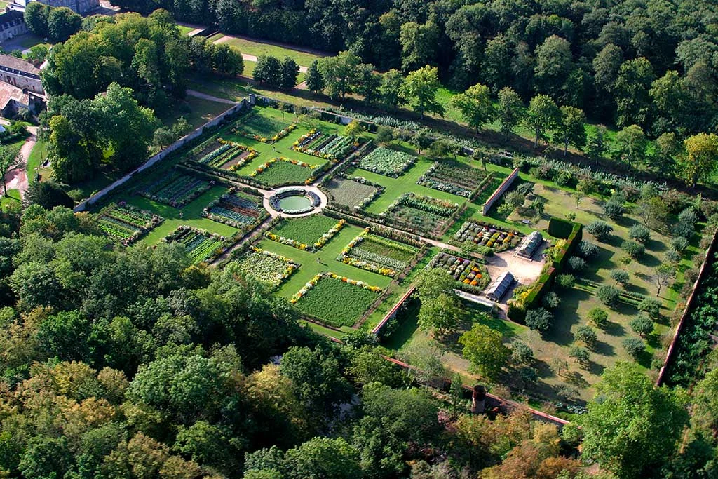 chateaudesaintjeandebeauregard vue aerienne chateau potager