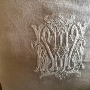 COUSSIN CARRE MONOGRAMME DETAIL